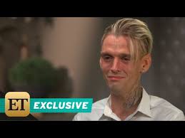 Her er han avbildet under legebesøket. Outing Aaron Carter Ist Bisexuell