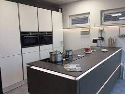 nolte musterkuche grifflose nolte kuchenzeile in echtlack weiss und beleuchtete insel in zement b kj1 ausstellungskuche in l wohnung kuche musterkuchen kuche