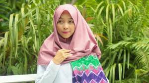 Kain sasirangan merupakan jenis kain khas tradisional yang berasal dari daerah. Yasmin Bangga Jadi Model Baju Sasirangan Banjarmasin Post