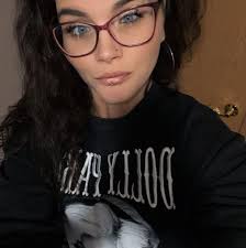 Usher surprises fans by bringing out Craig David to perform “7 Days” at his  London show.