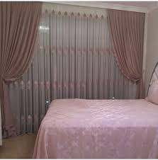 Resimde gördüğünüz üzere beyaz perdeler odayı oldukça aydınlık ve hoş bir yer haline getirmiş. Yatak Odasi Perdesi Nasil Olmali