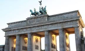Das brandenburger tor wird in den farben der ukrainischen flagge. Das Brandenburger Tor Am Pariser Platz In Berlin Mitte