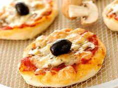 Pizza Met Tomaat En Geitenkaas Recept Voedsel Ideeen Eten En Drinken Lekker