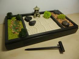 Diy Un Jardin Zen Miniature Pour Decorer La Piece Et Relaxer Jardinzen Jardin De Meditacion Jardines Diseno De Jardin