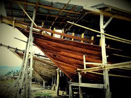 Iya deh, tapi itu tali kutangnya dibuka ya, biar nggak nyangkut². Phinisi Kapal Tangguh Dari Tanah Sulawesi Bukan Pajokka