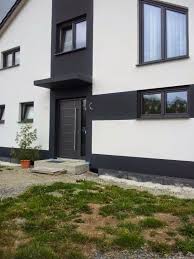 Haus Weiss Anthrazit Uber Ture Und Fenster Verteilt Fassade Haus Haus Fassadengestaltung