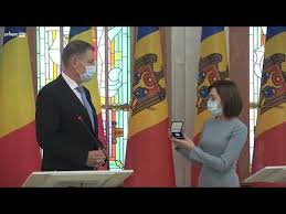 Ea se va afla la bucurești pe 2 iulie. Maia Sandu I A Oferit Lui Klaus Iohannis Un Dar Simbolic Youtube