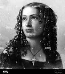 Cora Stuart's Instagram, Twitter & Facebook