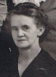 Lola Meredith's Instagram, Twitter & Facebook