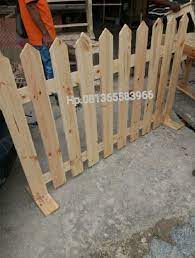 Ingin desain rumah minimalis yang nyaman dan low budget? Pagar Kayu Taman Minimalis Taman Rumah Minimalis