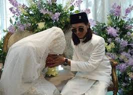 Tahniah kepada penyanyi zamani yang kini meledak dengan single terbaharunya, aduh hasil sentuhan komposer faizal tahir. Zamani Sah Nikah Dengan Pembantu Peribadi Secara Tertutup