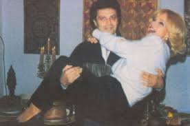 Σύμφωνα λοιπόν με τα στοιχεία της ταυτότητας, η οποία έχει εκδοθεί στις 31 οκτωβρίου 1963, η αλίκη βουγιουκλάκη έχει γεννηθεί στις 20 ιουλίου 1937. Me5wxc75j0sorm