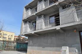 El raza soarelui está situado en eforie nord, a 400 metros de la playa eforie nord y a menos de 1 km del lago de baños mud, y ofrece alojamiento con salón compartido, conexión wifi gratuita y aparcamiento privado gratuito. Hotel Pensiunea Raza Soarelui Eforie Nord