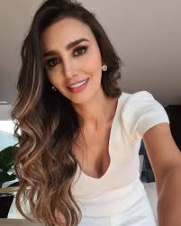 Lista para el programa de hoy de @vengalaalegriatva y @garniermx 💛🍋  #ExpressAclara . Amo ser parte de este proyecto increíble de  #aclaratusdudas @garniermx . Maquillaje y peinado por mis queridisimos  @manuyrod, son