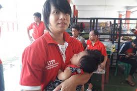 Pada sebagian masyarakat muslim indonesia memiliki sebuah kebiasaan mengadzani telinga bayi baru lahir. Lima Bayi Tki Lahir Di Tahanan Malaysia Antara News