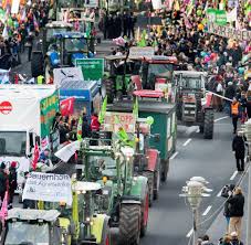 Für die am kommenden dienstag angesetzte demo der landwirte in berlin wurden bereits am wochenende in ostfriesland die ersten vorbereitungen getroffen. Demonstration Traktoren In Berlin Bilder Fotos Welt
