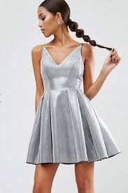 Consejos para elegir el vestido de noche. Si Deseas Poder Vestir De Manera Apropiada Para Esta Navidad Y Tambien Para La Nochev Vestidos De Noche Cortos Vestidos Cortos De Dia Vestidos De Fiesta Cortos
