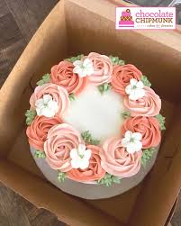 Coral Buttercream Flower Cake Cake Decorating Classes Buttercream Flowers Flower Cake