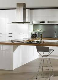 Kuche In Weiss Matt Oder Hochglanz Was Ist Besser Kuchenfinder Moderne Kuche Kuche Hochglanz Weisse Kuche