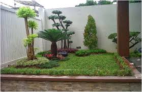 Halaman depan rumah dibiarkan tanpa adanya pagar, dengan warna teras yang sama dengan cat dinding. Artikel 65 Desain Taman Kecil Depan Rumah Minimalis Hbs Blog Hakana Borneo Sejahtera