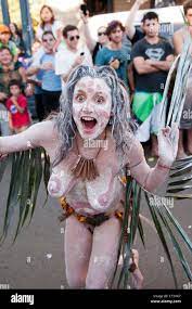 Mujer desnuda con la cara y el cuerpo de danzas de la pintura durante el  desfile de Nimbin Mardi Grass Fotografía de stock 