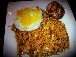 Goreng telur ala mata kerbau dan asingkan. Makan Minum Enjoice Maggi Goreng Babi Telur Mata Kerbau