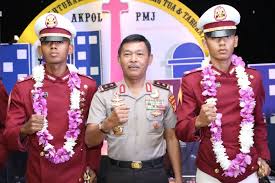Kapolri jenderal idham azis ungkapkan bukan rahasia jika ada pejabat kepolisian di daerah yang meminta presiden jokowi melantik idham azis sebagai kapolri di istana negara, jumat (1/11/19). Cerita Dua Putra Calon Kapolri Idham Azis Yang Sarat Prestasi