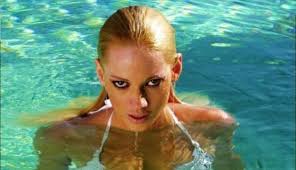 Η τζούλια αλεξανδράτου βρίσκεται στη μύκονο με τις δημόσιες εμφανίσεις της να απασχολούν και να γενούν τη φημολογία περί εγκυμοσύνης της. H Megalh Epistrofh Ths Tzoylias Ale3andratoy Deite Poy