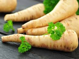 Die wurzelpetersilie, auch knollenpetersilie oder petersilienwurzel, ist eine unterart der petersilie mit verdickter, länglich, spitz zulaufender rübe. Pastinake Petersilienwurzel Kaufen Eat Smarter