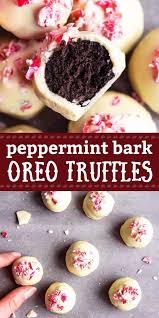 These No Bake Peppermint Bark Oreo Balls Are As Good As They Look But They Keep Your Oven Free For Cooki Peppermint Recipes Peppermint Cake Peppermint Cookies