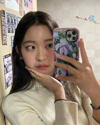 hey everyone!! i'm joanna kim from san francisco, though i am currently  attending an international school in seoul, south korea. i'm planning to  study biochem at CAS (women in stem woop woop)