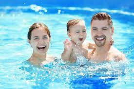 Trotzdem ist es sinnvoll es schon frühzeitig an wasser zu gewöhnen. Das Erste Mal Mit Dem Baby Ins Schwimmbad Zwergehuus Magazin