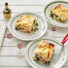 A large fork and large spoon/silver service gear. Lachs Spinat Lasagne Rezept Essen Und Trinken