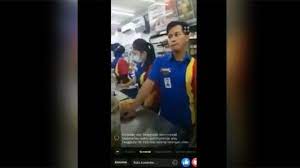 Viral seorang wanita hampir ditipu oknum kasir minimarket. Indomaret Respons Video Kasir Dimarahi Karena Jual Game Online Rp800 000 Ke Anak Bisnis Tempo Co
