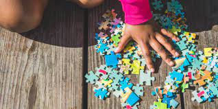 Using the box image as a reference, arrange the lines of edge pieces next to their corresponding corners. 10 Best Puzzles For Kids And Families 2020 Family Vacation Critic