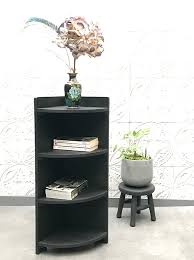 Petite étagère suspendue idéale pour mettre en valeur un bibelot ou une création. Petite Etagere D Angle La Mauvaise Reputation