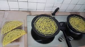 Anak saya yang menyediakan roti jala ini semasa saya dan suami keluar dari rumah pertama di paramount garden, pj. Cara Cara Bancuh Dan Masak Roti Jala Yang Sedap Lembut Lambat Basi