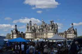 La grande brocante d'entraide on facebook. Brocante De Chambord Chateau De Chambord