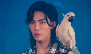 Erik thích trang điểm đậm