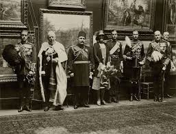 الملك فؤاد صورة جماعية رائعة مع مجموعة من العائلة المالكة البريطانية عشرينات القرن الماضى Egyptian History Old Egypt Egypt