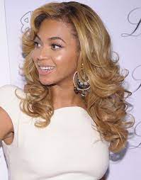 Beyonce is giving us all the braid love with this hairstyle. Beyonce Knowles Diamond Hoops Beyonce Hair Hair Styles Curly Hair Styles