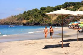 Pantai suluban bali adalah pantai dengan tebing yang terjal dan ombak yang cukup besar sehingga sangat cocok bagi wisatawan yang menyukai surfing. Wisataalam Water Sport Di Tanjung Benoa