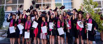 La acele facultăți la care intri doar cu nota de la bacalaureat se intră pe bază de dosar. Facultate De Drept Facultatea De Drept Oradea