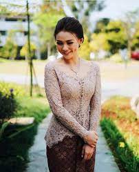 Kebaya brokat dengan kancing depan ada pengantin padang, madura, sunda, batak, eropa juga pernah. Kebaya Pengantin Batak Kancing Depan Model Kebaya Ini Terlihat Pas Di Badan Pro Players Roommate