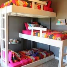 Jika anda memerlukan katil 2 tingkat untuk rakan yang menumpang tidur, anda boleh menukarnya menjadi sofa selesa dengann bantuan beberapa kusyen yang besar dan selesa. Contoh Katil 2 Tingkat
