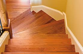 Escalier peinture ou vernis mur recouvert de bois. Kora Holzschutz Parkettlack Vernis Pour Parquet