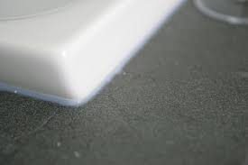 Das spülmittel legt sich um das silikon, das nun seine klebrigkeit verliert. Silikon Entfernen Von Fliesen Glas Holz Schoner Wohnen