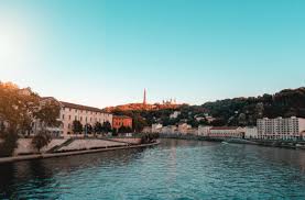 Pour se faire des amis ou sortir dans les quartiers de la ville vous transportera vers des époques plus ou moins lointaines. Que Faire A Lyon La Compilation Ultime Ou Manger Ou Boire Ou Sortir