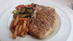 Amanida de salmó i llagostins. Secreto Iberico Con Graellada De Verduras Y Salsa De Roquefort Picture Of Masia Piguillem Sant Pere De Torello Tripadvisor