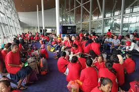 Sikap seperti melepaskan batuk di tangga tidak seharusnya diamalkan oleh pihak yang bertanggungjawab. Malaysia Ingin Tahanan Indonesia Segera Pulang Antara News Papua